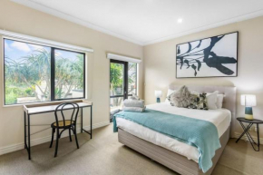 Modern 2BR Abode - Near Eastern Auckland Beaches